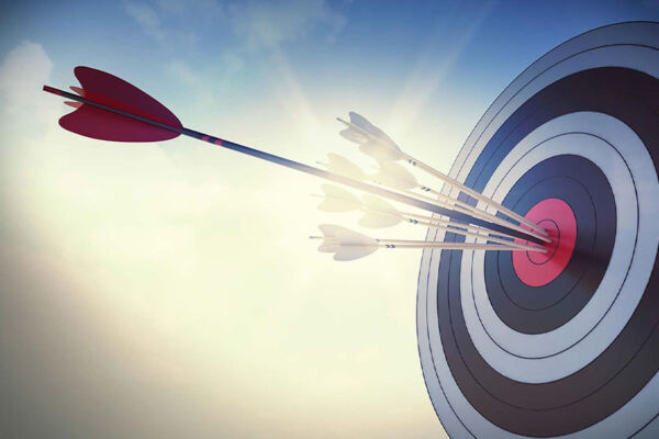 Arrow hitting the bullseye concept image for choosing the right keyword for Google ads