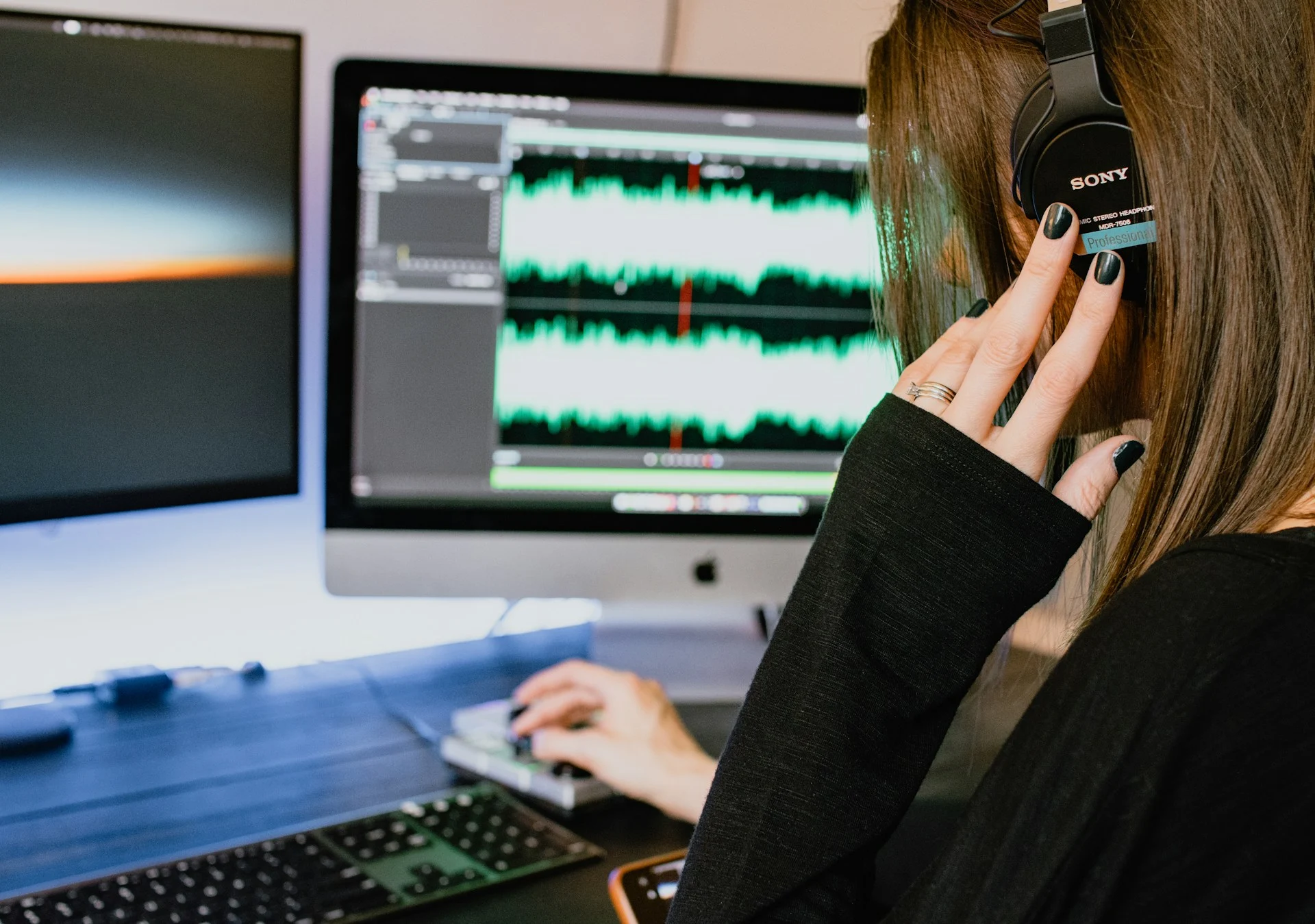 Pexels-Alex-Green-5699424 1 marketer listening to audio advertising